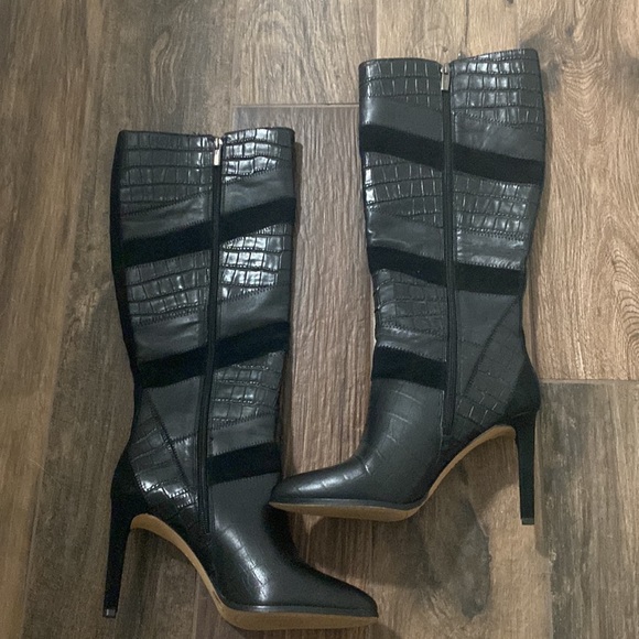 Vince Camuto Saraalan Black Leather Snakeprint Knee Boots - Picture 7 of 8